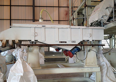 直線振動篩設備廠家為用戶設計的五層風冷式四個出料口篩分現場。